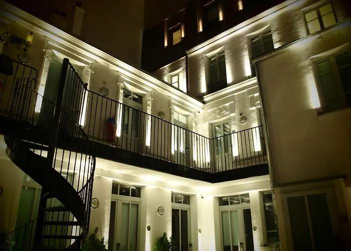 The 3 Ducks Eiffel Tower By Hiphophostels Paris